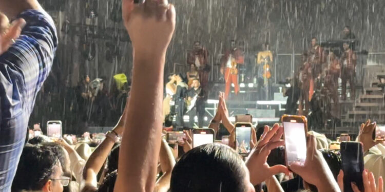 ¡Enamoradísimos! Nodal le planta beso a su esposa Ángela Aguilar en pleno concierto en Mazatlán post luna de miel