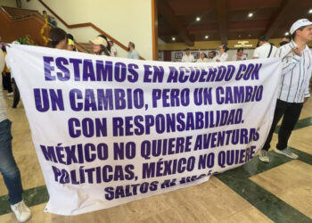 Protestan durante el  último foro sobre la Reforma al Poder Judicial en Culiacán