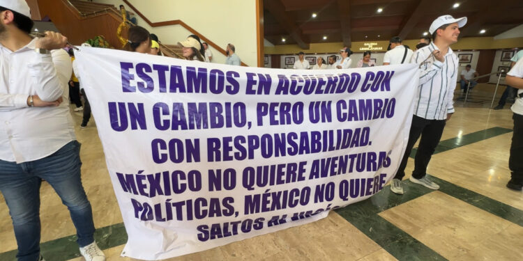 Protestan durante el  último foro sobre la Reforma al Poder Judicial en Culiacán