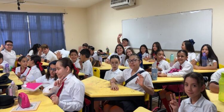 Entre lágrimas, abrazos y un poco de incertidumbre arranca el ciclo escolar en Culiacán