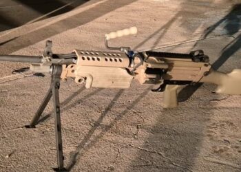 Detienen a mujer con armas largas ocultas en su camioneta al ingresar a Sonora