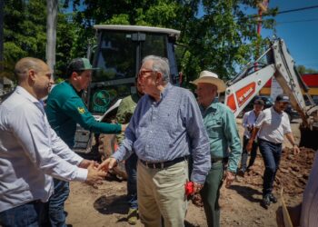 Inicia Rocha obras de drenaje en Alhuey, Angostura