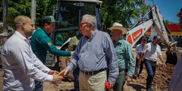 Inicia Rocha obras de drenaje en Alhuey, Angostura