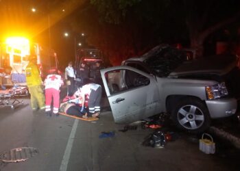 Pareja de jóvenes resultan heridos al chocar en el Desarrollo Urbano Tres Ríos
