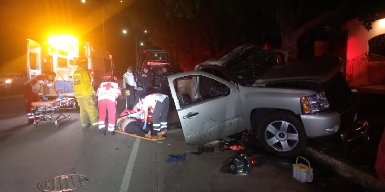 Pareja de jóvenes resultan heridos al chocar en el Desarrollo Urbano Tres Ríos