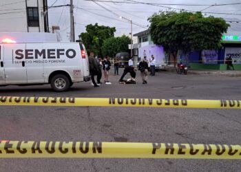 Muere un joven y otro más resultó herido al chocar de alcancé una motocicleta contra un trailer