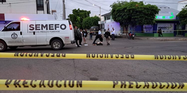 Muere un joven y otro más resultó herido al chocar de alcancé una motocicleta contra un trailer