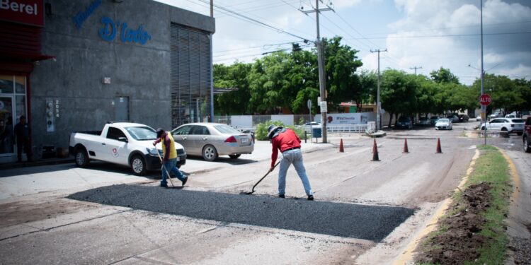 Ayuntamiento instala reductores de velocidad y prepara labores de reencarpetado en diversos sectores