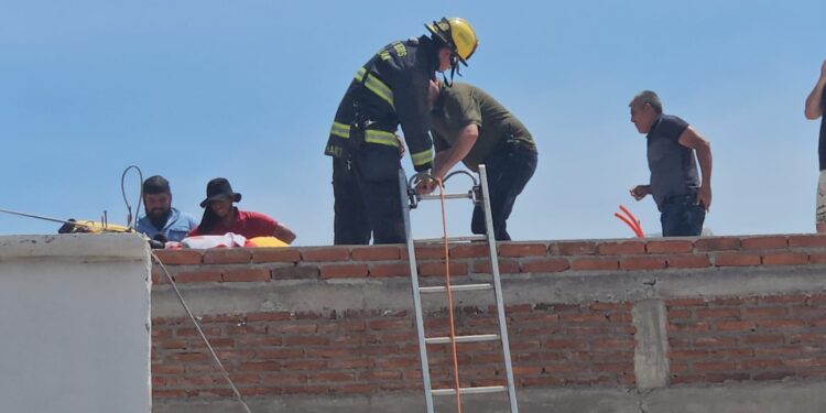 Albañil esta grave tras sufrir descarga a eléctrica en la colonia Infonavit Humaya