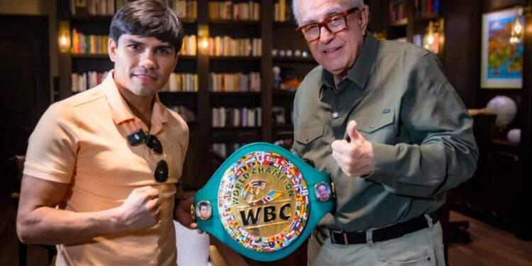 Rocha recibe al campeón mundial de boxeo, el mazatleco Pedro Guevara
