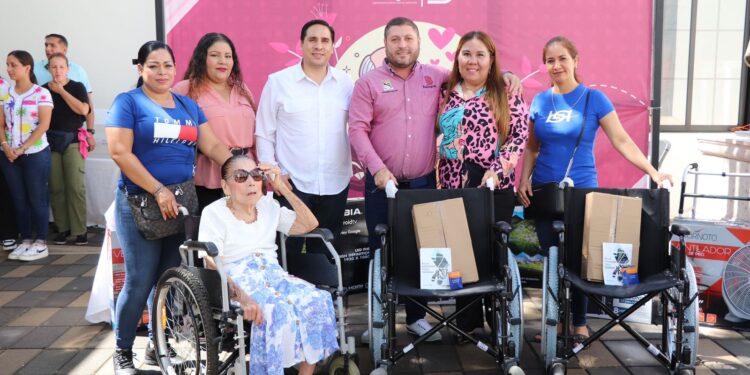 Con regalos y desayuno festejan a los abuelitos de Badiraguato, José Paz López les reitera su apoyo