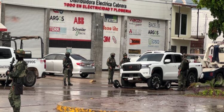 Marinos se enfrentan a civiles armados frente a la comandancia de Bomberos de Culiacán