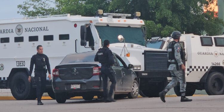 Sicarios atacan a balazos de “carro a carro” a vecino de la 22 de Diciembre
