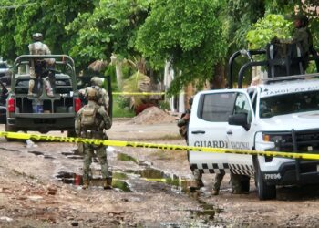 Militares y Guardia Nacional aseguran una casa en la Miguel de la Madrid