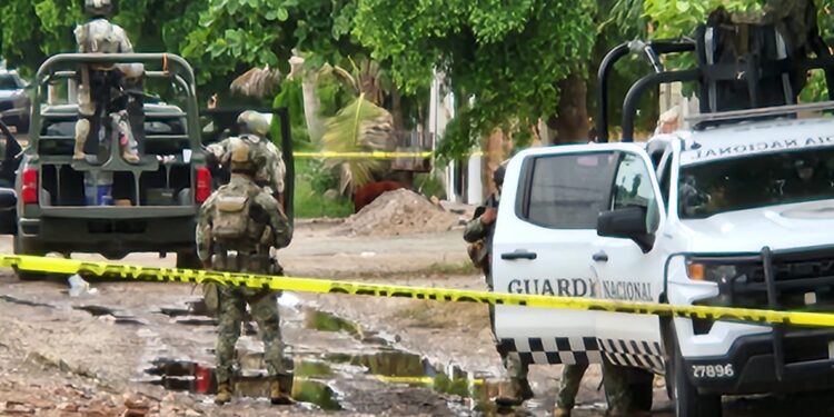 Militares y Guardia Nacional aseguran una casa en la Miguel de la Madrid
