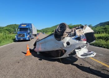 Se accidenta en una volcadura un doctor del IMSS