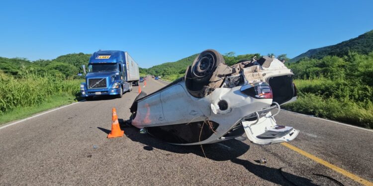 Se accidenta en una volcadura un doctor del IMSS
