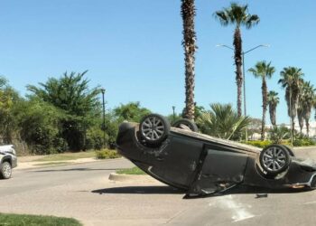 Mujer se agacha para recoger su celular y choca el automóvil que conducía