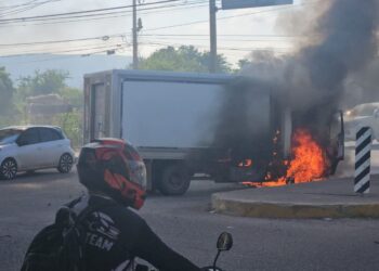 Delincuentes despojan y queman dos camionetas con cajas metálicas en “La Costerita”