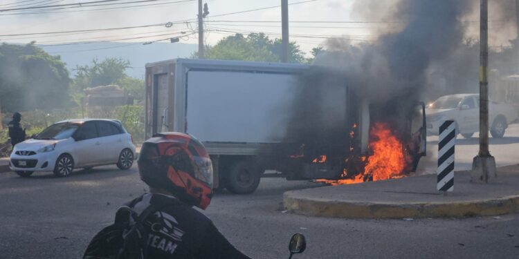 Delincuentes despojan y queman dos camionetas con cajas metálicas en “La Costerita”