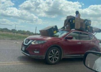 Saquean camión de empresa mueblera en Quilá