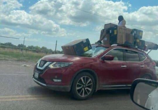 Saquean camión de empresa mueblera en Quilá