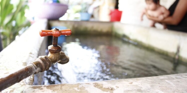 Mexicanos, sobre todo el noroeste del país, gastan tres veces más agua que el promedio mundial respecto a la huella hídrica, señala especialista
