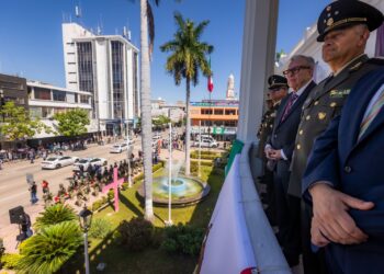 Rocha y autoridades presencian el Desfile Militar, por el 214 Aniversario del inicio de la Independencia de México