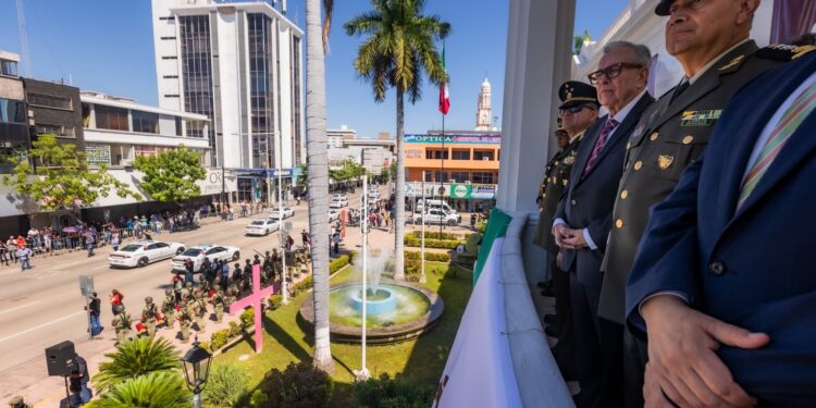 Rocha y autoridades presencian el Desfile Militar, por el 214 Aniversario del inicio de la Independencia de México