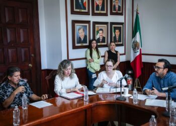 Juan de Dios Gámez acuerda apoyos con comerciantes del centro y tiangueros
