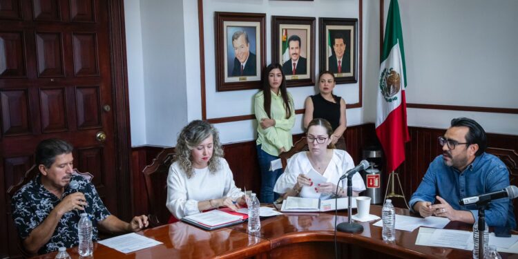 Juan de Dios Gámez acuerda apoyos con comerciantes del centro y tiangueros