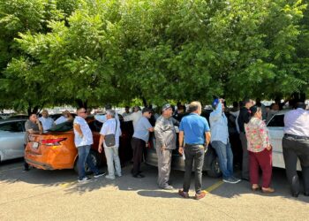 Protesta de taxistas en Congreso, frena dictamen sobre regulación de app de transporte