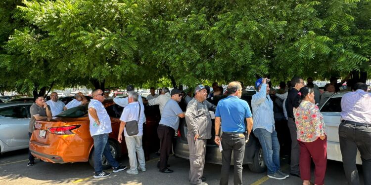 Protesta de taxistas en Congreso, frena dictamen sobre regulación de app de transporte
