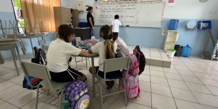 Con temor solo algunos padres de familia llevan a sus hijos a las escuelas en Culiacán