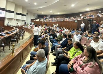 Congreso dispensa primera lectura de reforma a la UAS ante protestas de universitarios