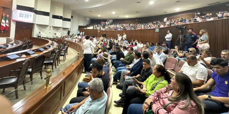 Congreso dispensa primera lectura de reforma a la UAS ante protestas de universitarios