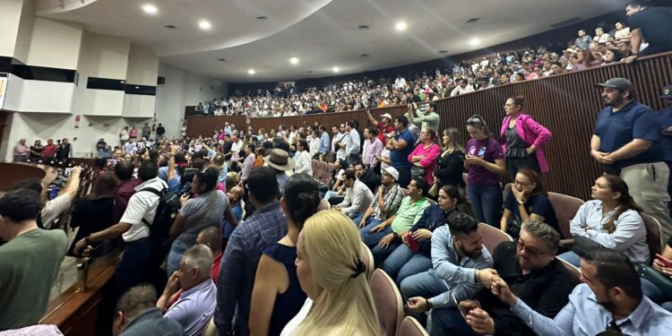 Trabajadores de la UAS se manifiestan en Congreso ante intensión de aprobación de reforma