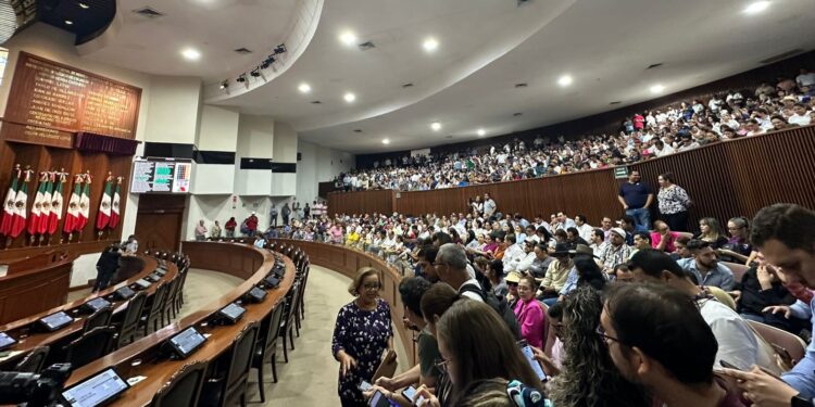 En medio de protestas, Congreso omite del orden del día segunda lectura de la reforma a la UAS