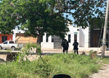 “Levantan” a trabajadores que reparaban un portón en Los Laureles Pinos
