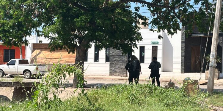 “Levantan” a trabajadores que reparaban un portón en Los Laureles Pinos