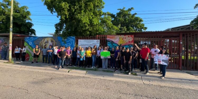 Con cadenas y candados padres de familia bloquean accesos de Eti 92 para impedir clases presenciales