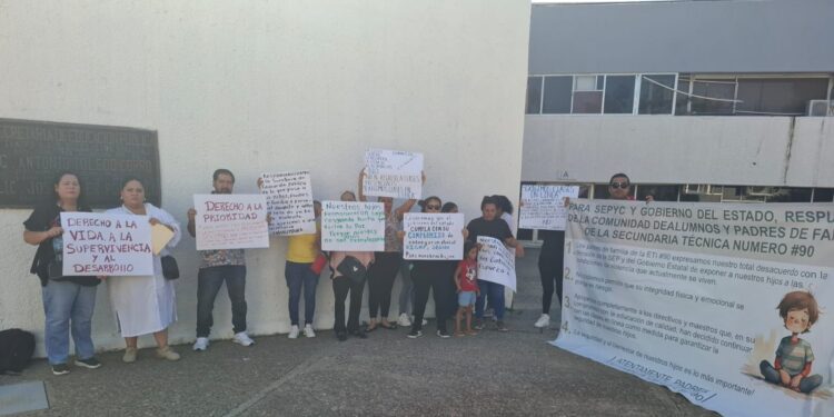 Madres de familia protestan en la Sepyc, piden clases en línea