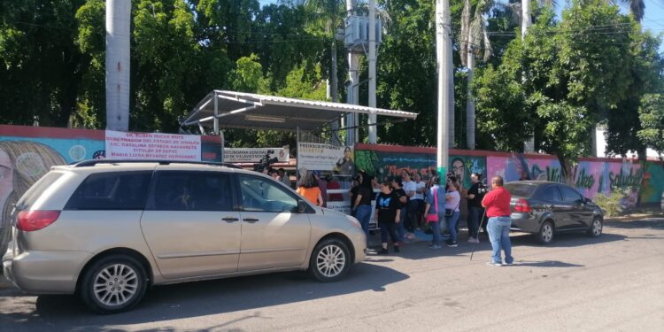 ¡Queremos clases virtuales! Padres de familia protestan en la Federal #4
