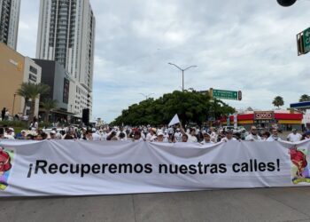 “Culichi que se respeta quiere la paz completa”: Cientos de habitantes al marchar por el Tres Ríos este domingo en Culiacán