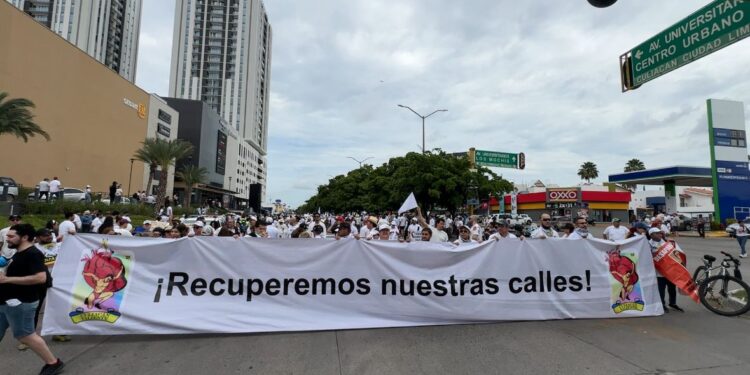 “Culichi que se respeta quiere la paz completa”: Cientos de habitantes al marchar por el Tres Ríos este domingo en Culiacán