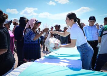 Brinda DIF Culiacán apoyo alimentario a familias trabajadoras de relleno sanitario en la colonia Bicentenario