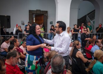 Juan de Dios Gámez entrega primeros 133 cheques del Programa de Apoyo Económico Emergente