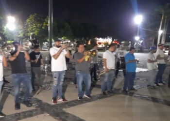 Músicos de banda tocan en Palacio de Gobierno previo a “El Grito” para pedir paz para Sinaloa