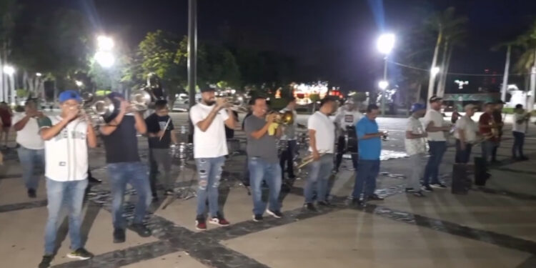 Músicos de banda tocan en Palacio de Gobierno previo a “El Grito” para pedir paz para Sinaloa