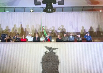 ¡Viva Sinaloa! dice Rocha al dar el Grito de Independencia en Palacio de Gobierno